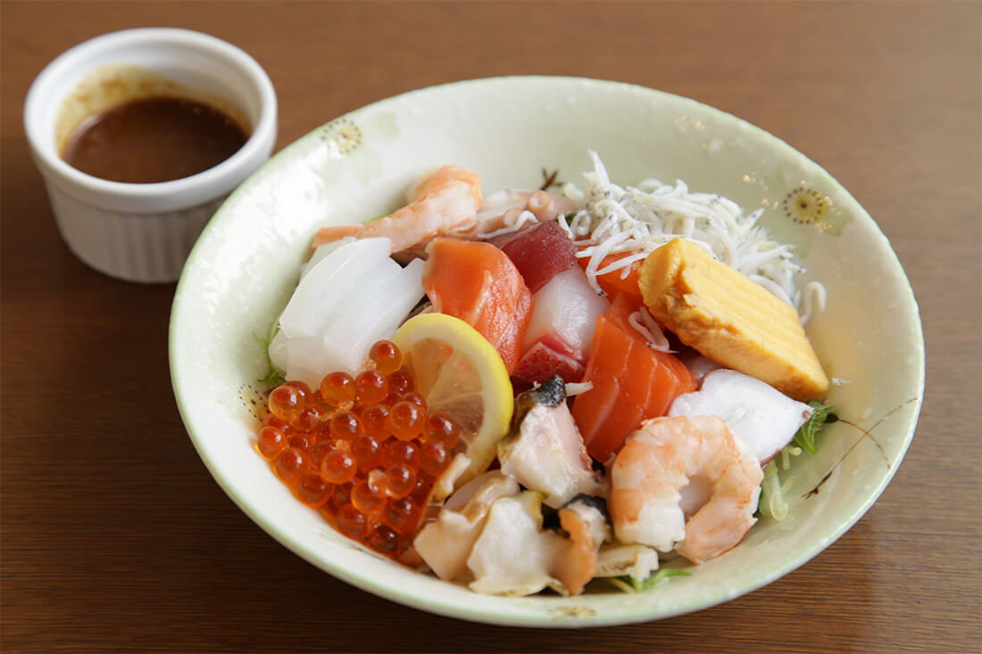 「海鮮丼の素」800円(税込)当店一番人気の海鮮丼の具材と大好評の特製ダレのセットです。