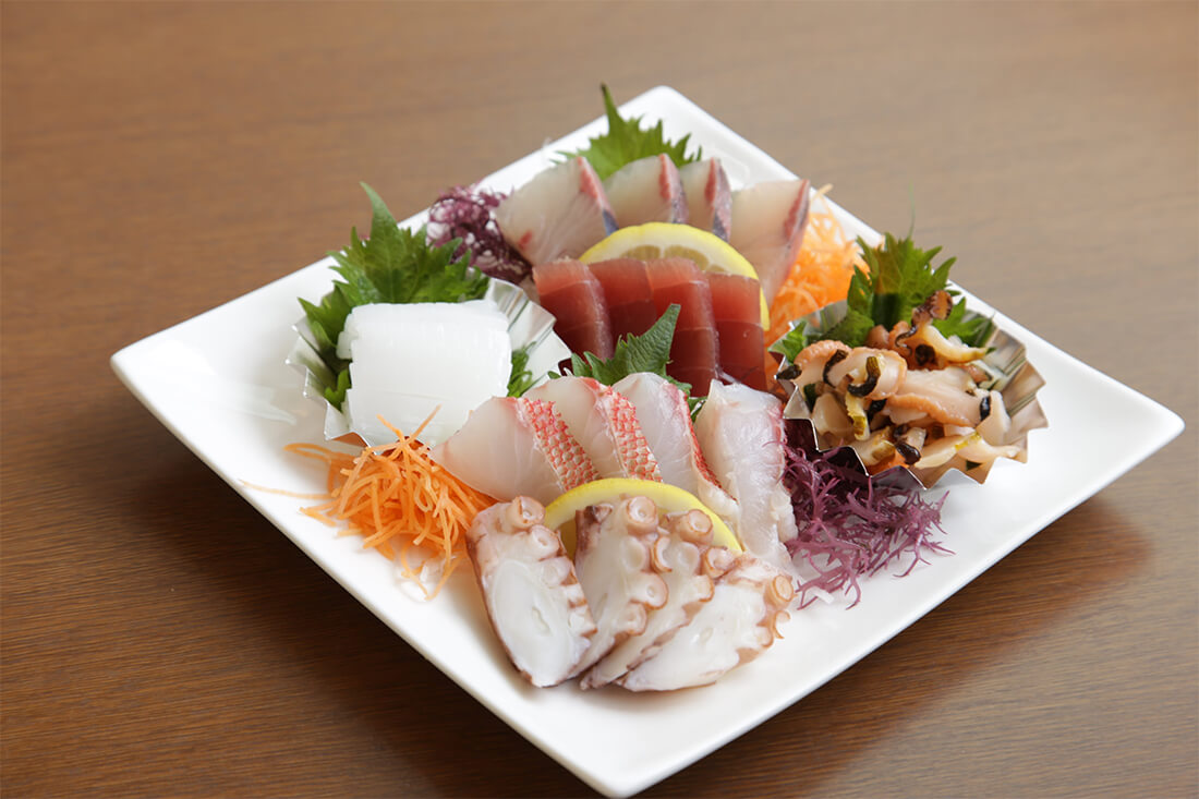 「刺身の盛り合わせ」1000円(税込)玄界灘で水揚げされた天然地魚の6種盛りで税込み1000円。