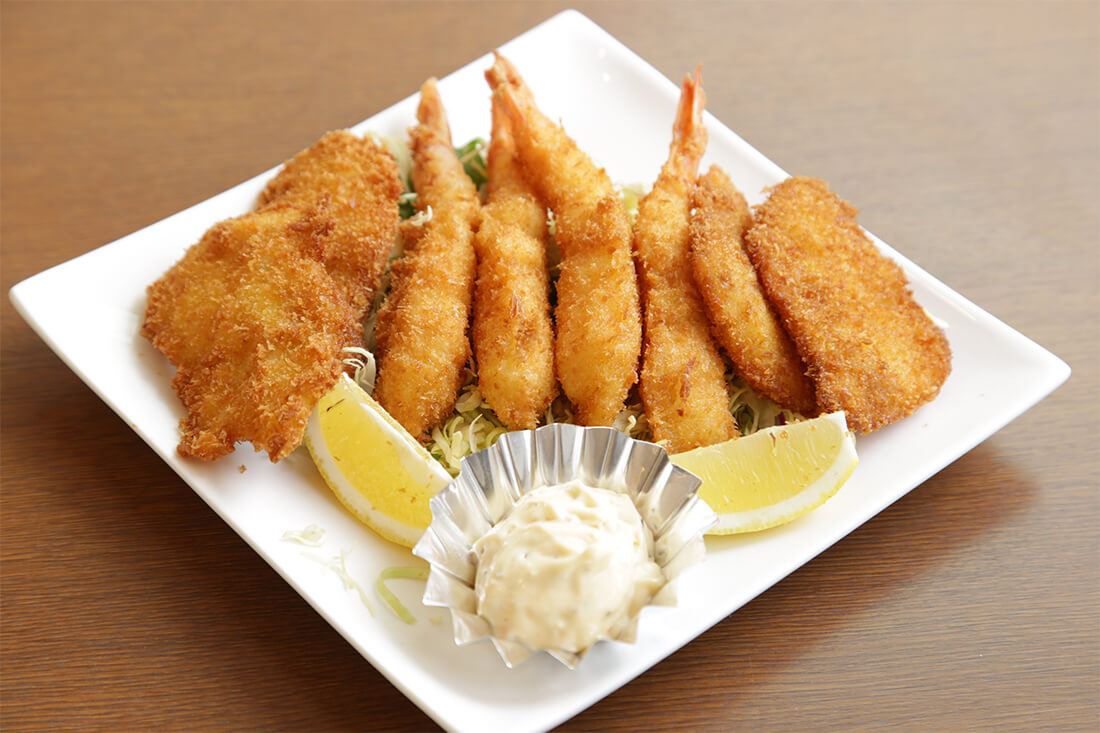 「エビと地魚フライ」700円(税込)4尾のエビフライに白身魚のフライとボリューム満点です。