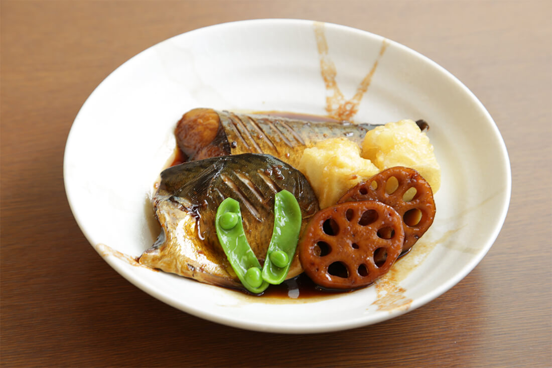 「サバ煮」600円(税込)天然サバの半身を惜しみなく使った料亭仕込みの煮つけです。